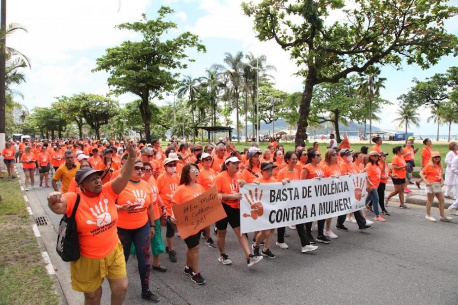 Pessoas em passeata contra violência #paratodosverem