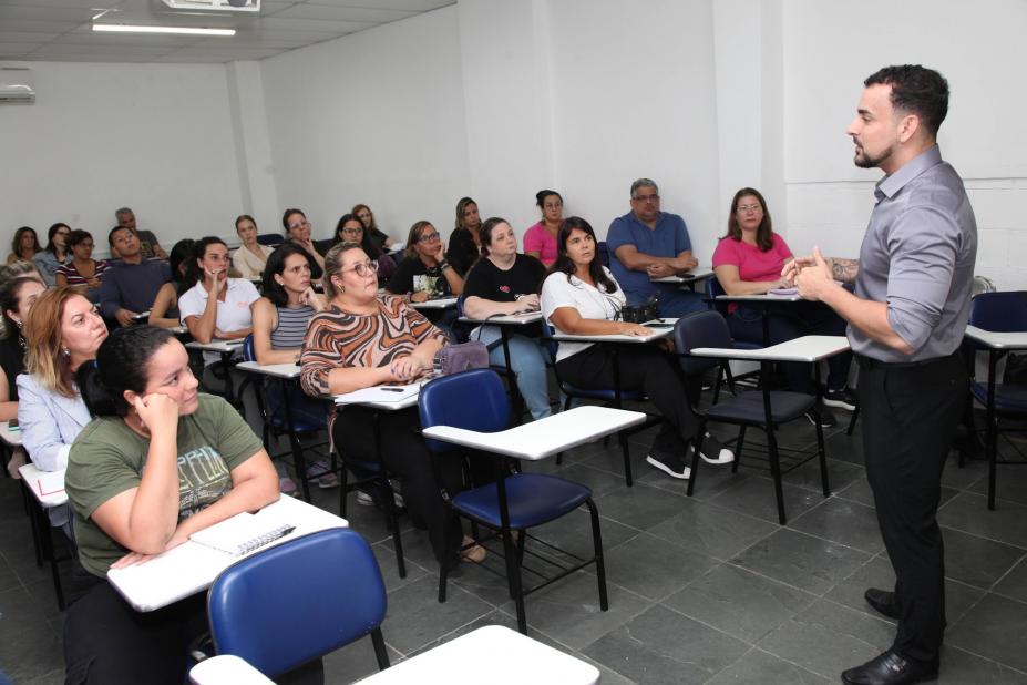 mulheres sentadas em sala de aula assistem palestra. #paratodosverem