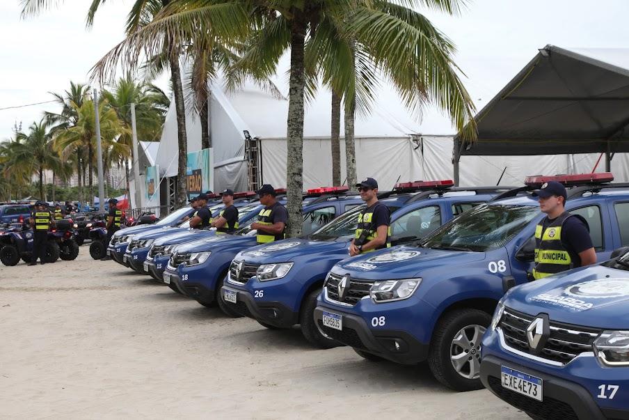 viaturas da guarda municipal estão na faixa de areia com guardas ao lado. #paratodosverem