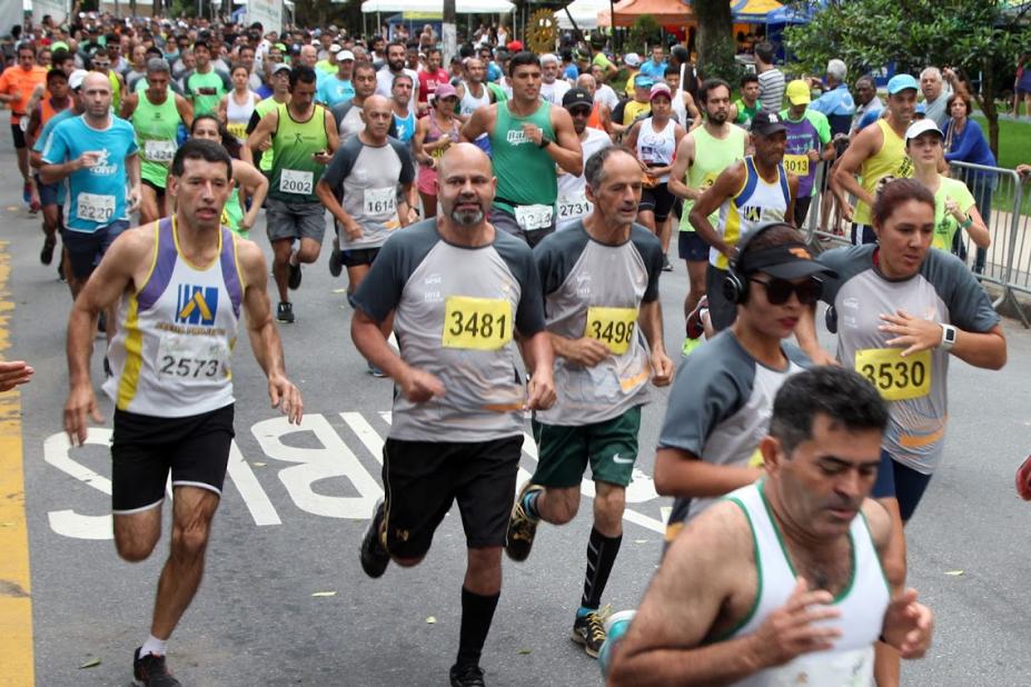 atletas correndo em via #paratodosverem