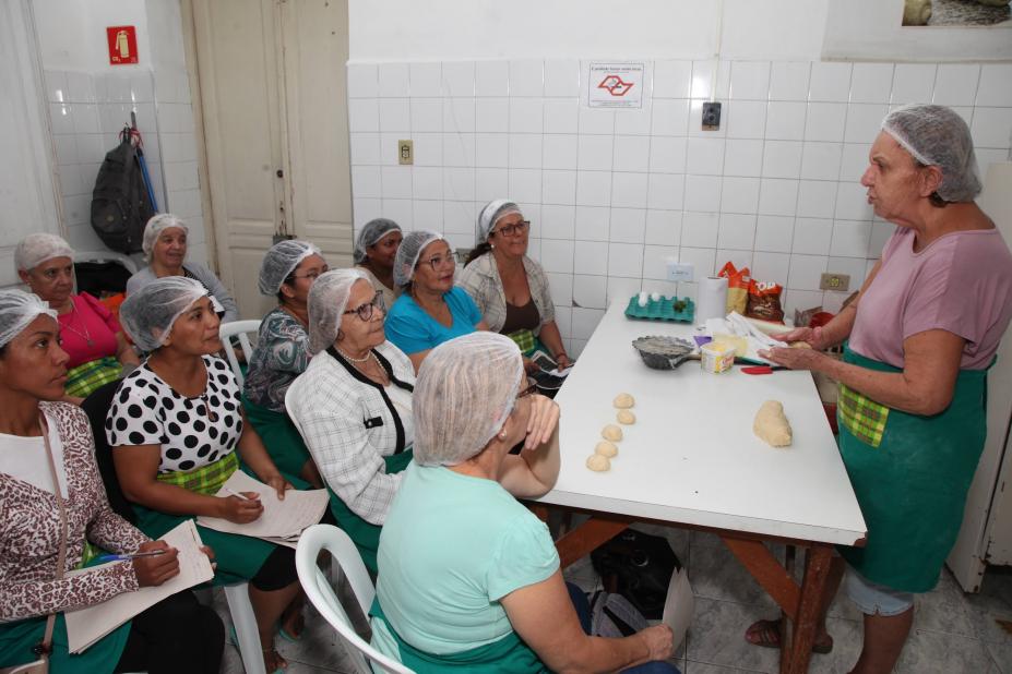 aula dle padaria artesanal com professora e alunas. #paratodosverem