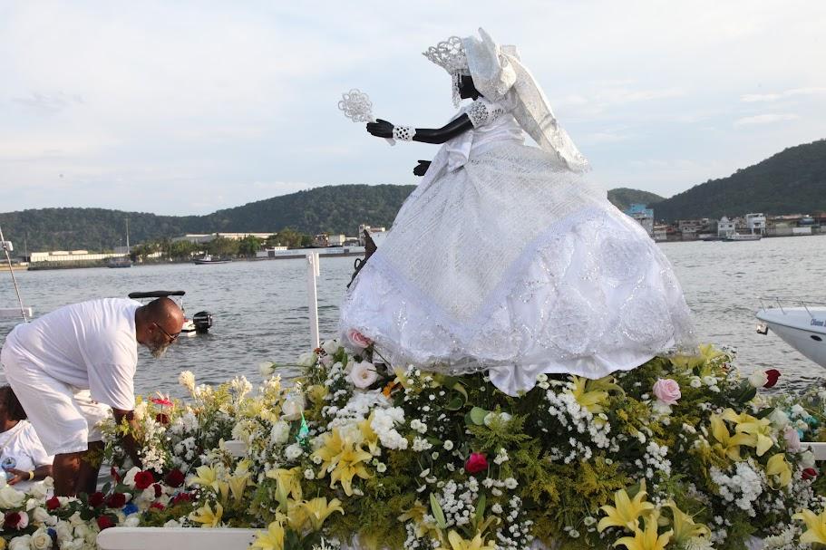 imagem de iemanja rodeada de flores dentro de uma embarcação. #paratodosverem 