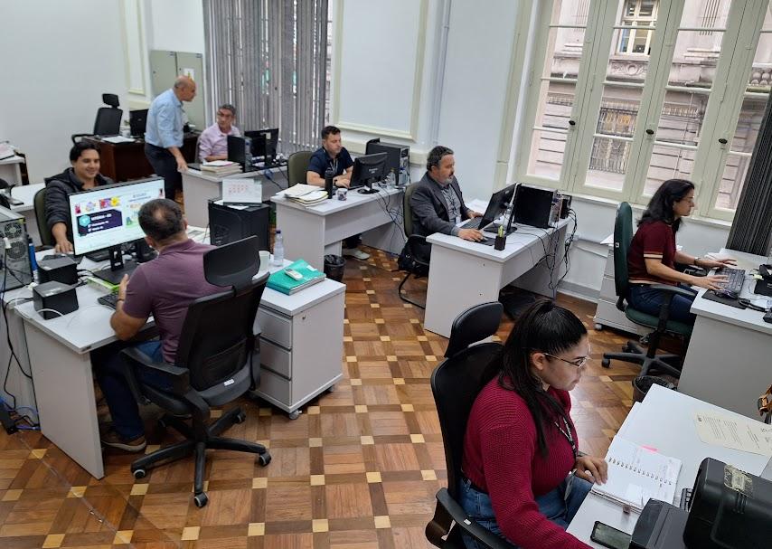 pessoas sentadas trabalhando em uma sala #paratodosverem