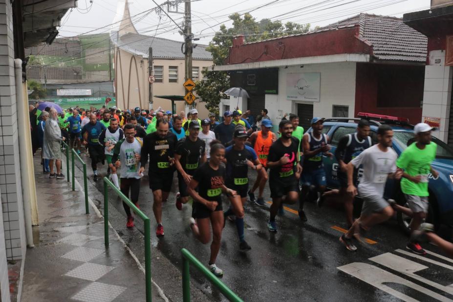 corredores em largada de prova em morro. #paratodosverem