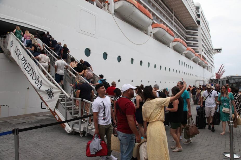 Pessoas embarcando em navios #paratodosverem