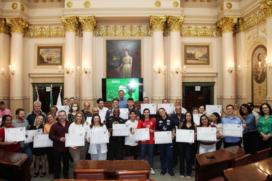 pessoas seguram diploma e posam para foto #paratodosverem