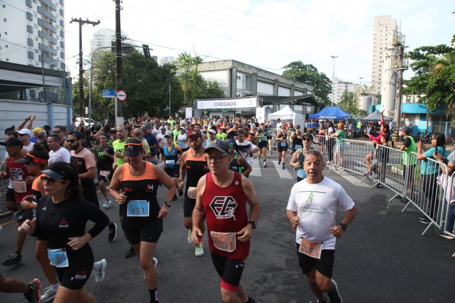atletas na largada de corrida em frente ao rebouças. #paratodosverem