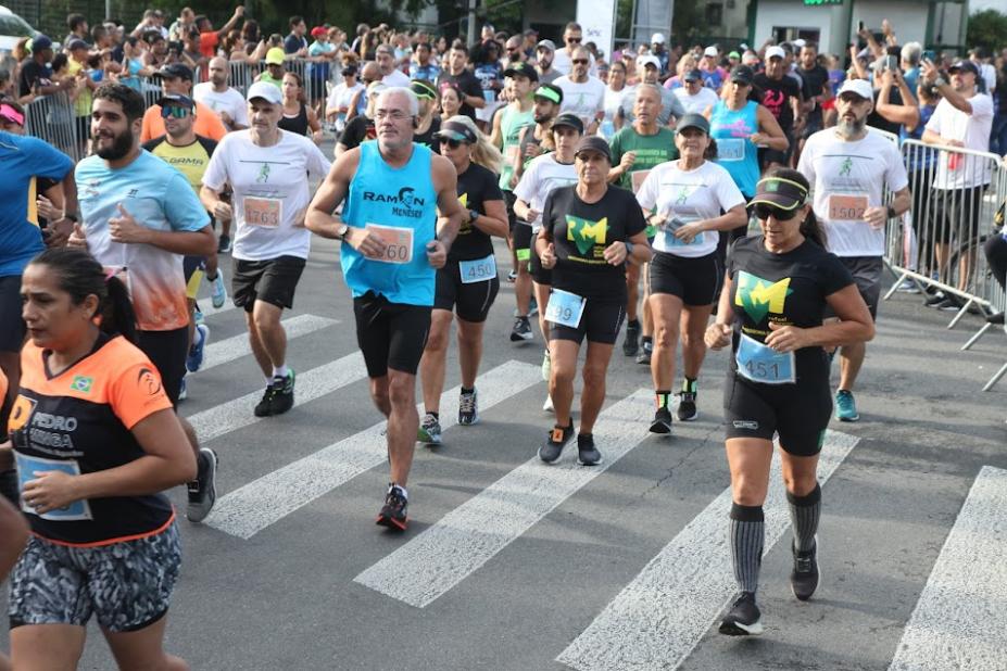 atletas correm em rua. #paratodosverem 