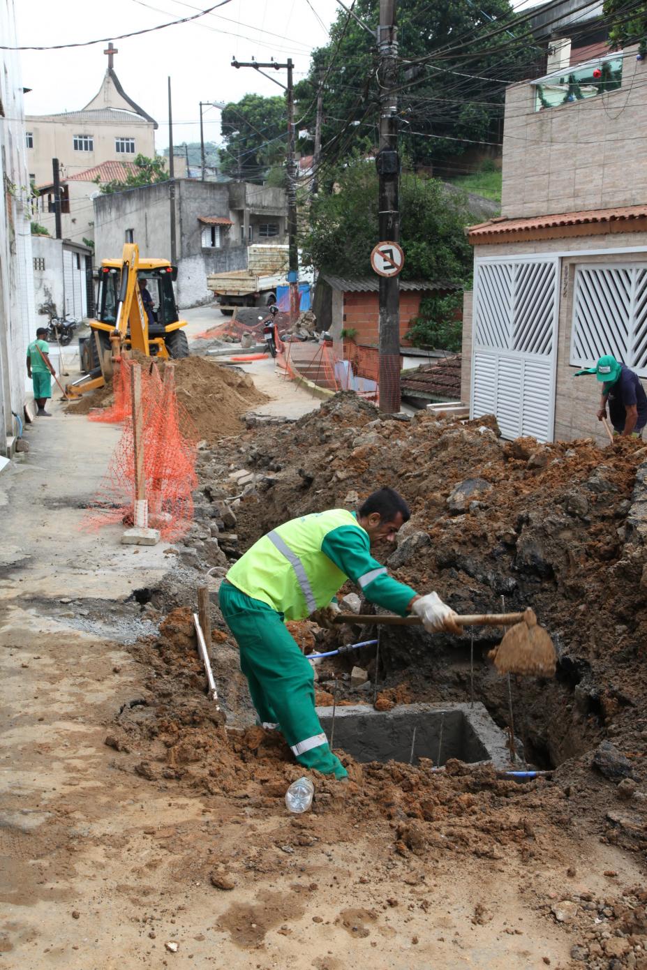 homem trabalha na colocação da nova manilha #pracegover 