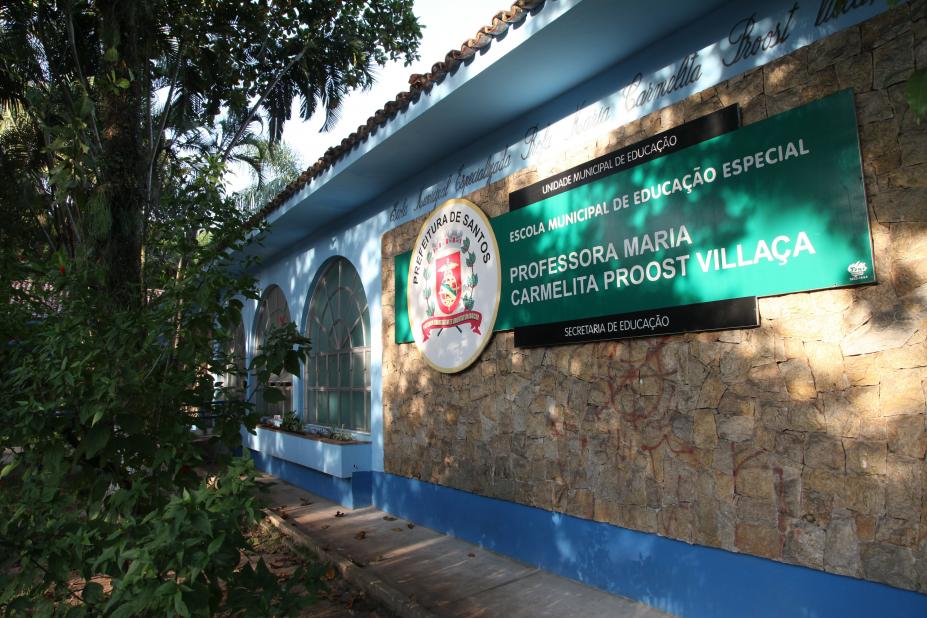 A fachada da escola Carmelita