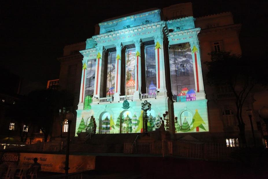 projeção com motivos natalinos sobre a fachada de um palácio. #paratodosverem