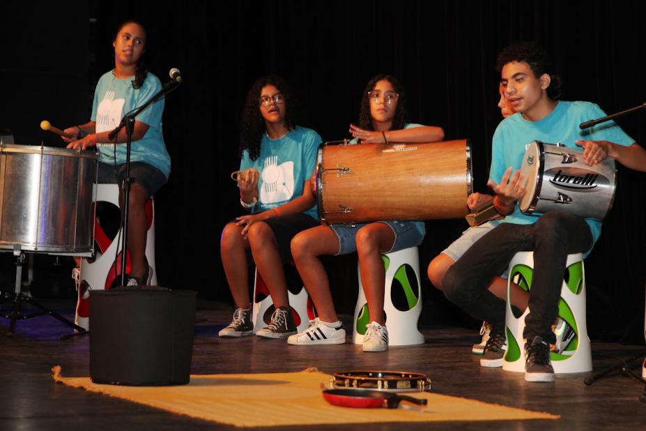 crianças tocando instrumentos #paratodosverem 