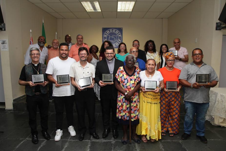 premiados posam para foto segurando placas. #paratodosverem 