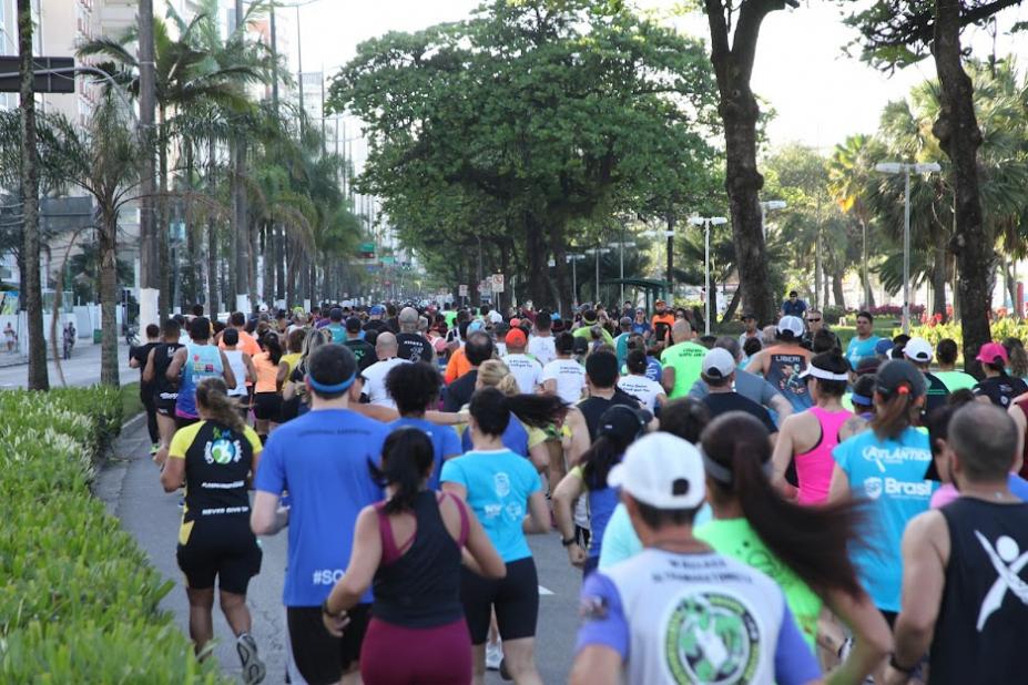 vários corredores em avenida. Todos estão de costas para a foto. #paratodosverem