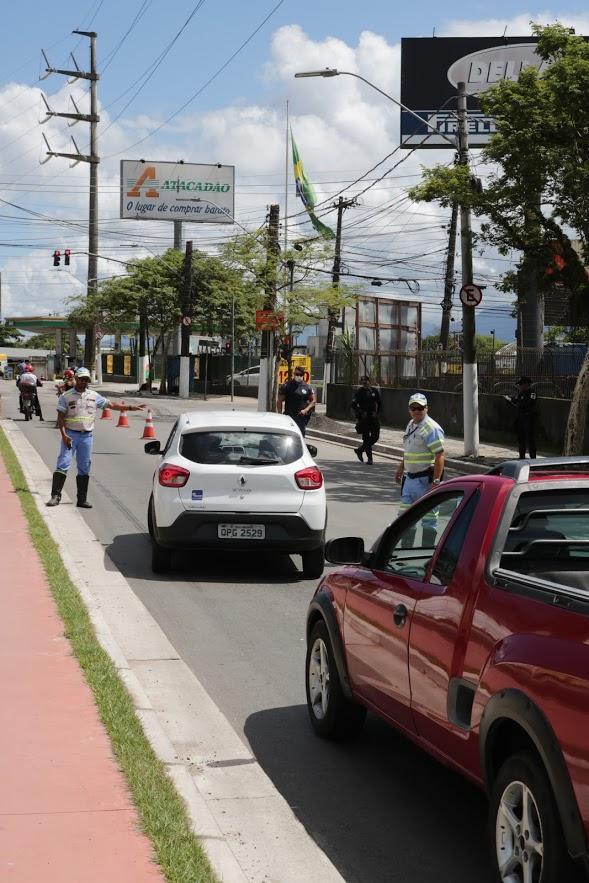 Agentes da CET monitoramo trânsito em via. Carros passam na pista. #Paratodosverem