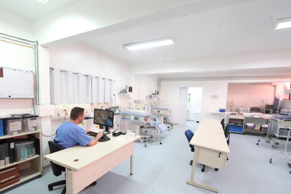 profissional atuando na maternidade #paratodosverem 