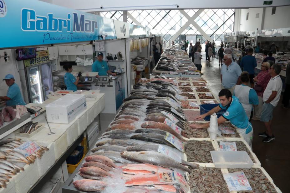pessoas e comerciantes no mercado #paratodosverem 