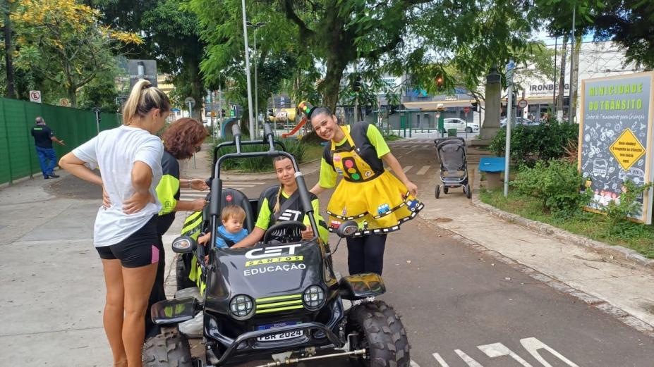 criança andando em minibuggie #paratodosverem 