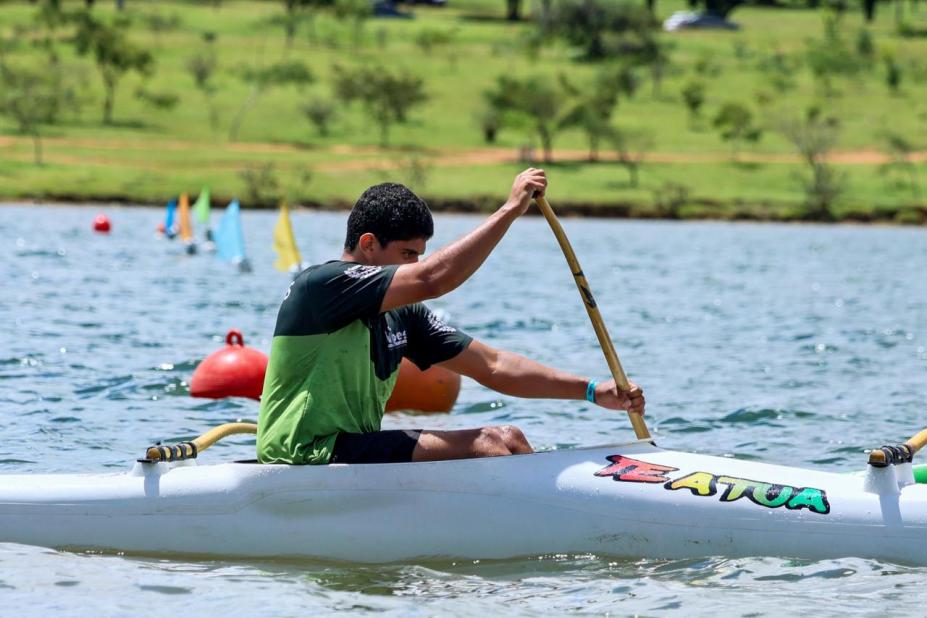Canoísta de Santos remando em Brasilia. #paratodosverem
