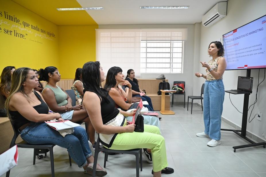 mulheres durante curso #paratodosverem 