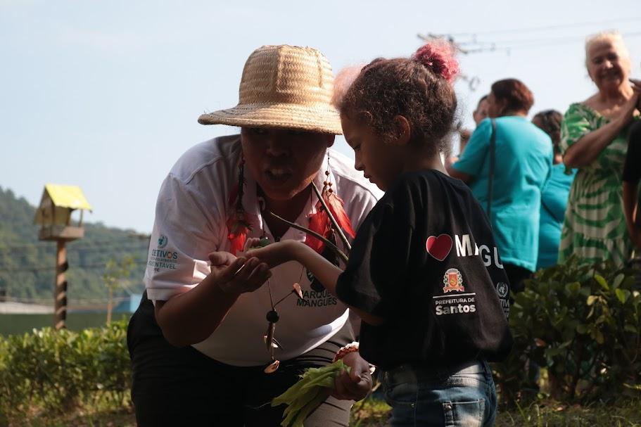 monitor mostra objeto para criança #paratodosverem