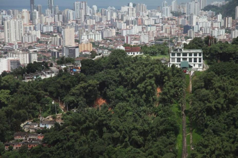 imagem aérea do monte serrat e de santos #paratodosverem