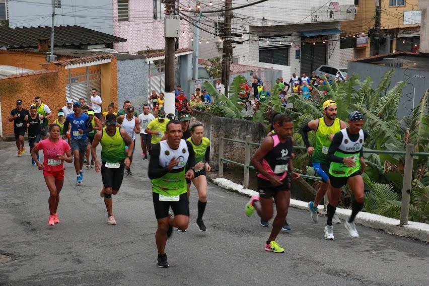 atletas estão correndo em subida de morro. Há homens e mulheres. #paratodosverem