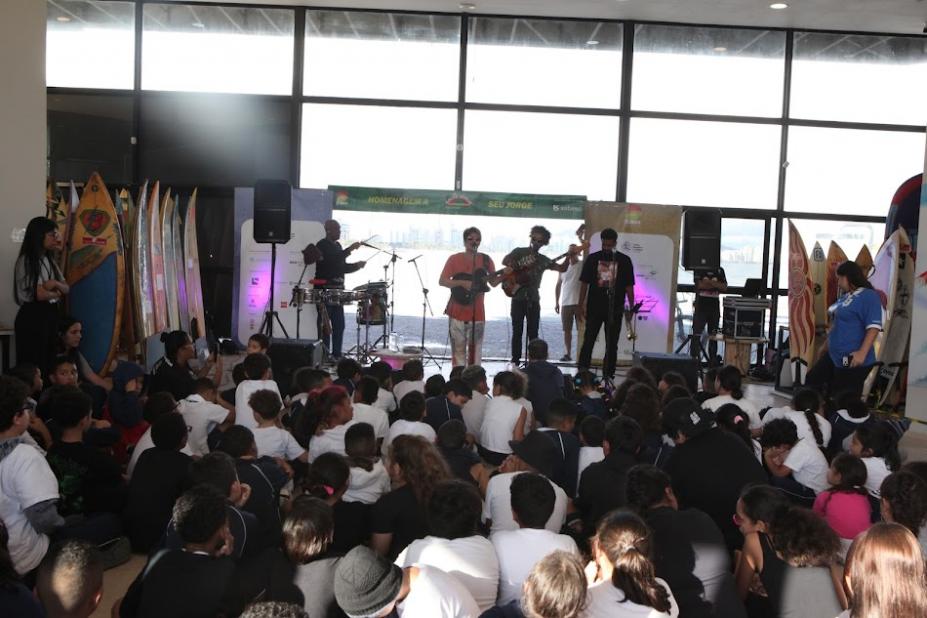 apresentação musical dentro do museu do surf. #paratodosverem