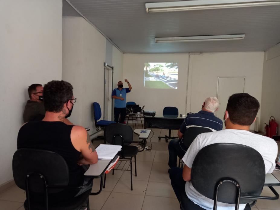 Alunos assistem curso em sala de aula. #paratodosverem