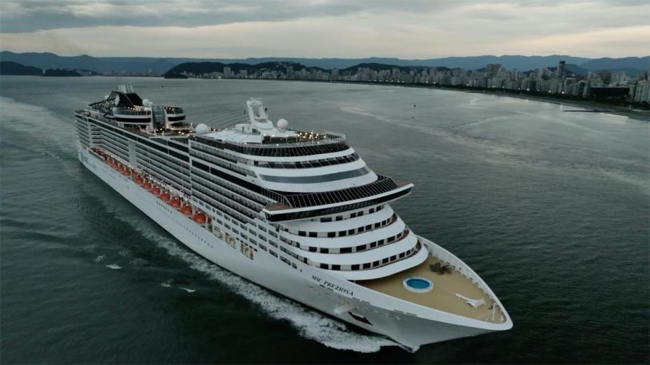 navio entrando no cais #paratodosverem