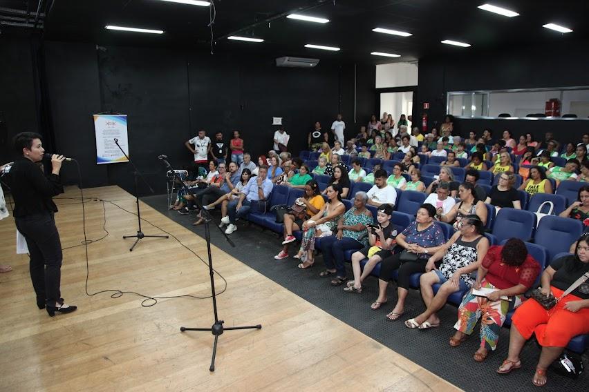 Mulheres assistem palestra em auditório. #pratodosverem