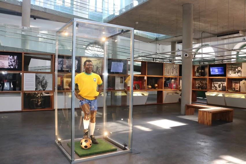 área interna do Museu Pelé em Santos, com réplica do atleta em tamanho natural dentro de uma redoma de vidro. #paratodosverem