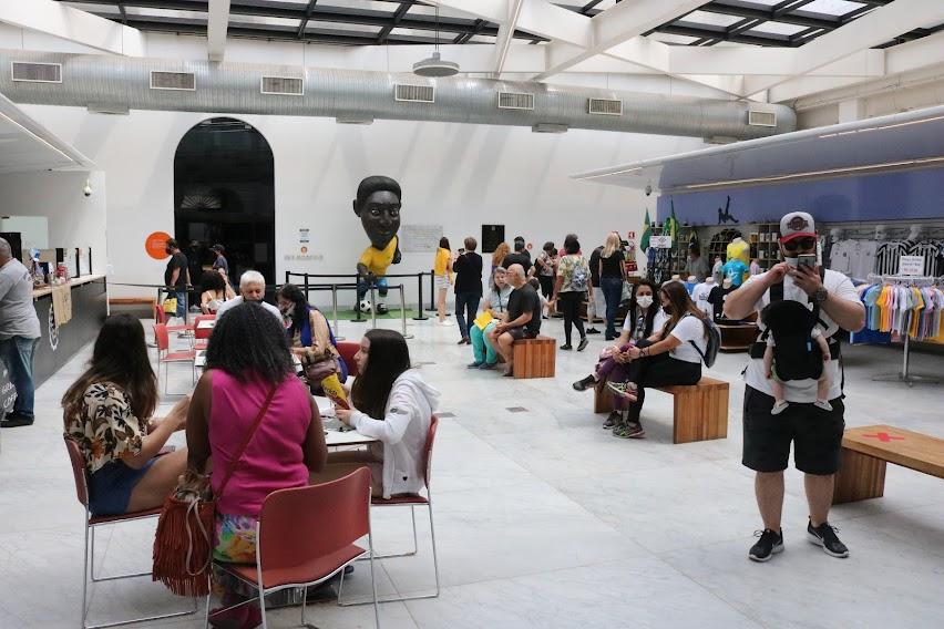 Várias pessoas dentro do Museu Pelé #paratodosverem