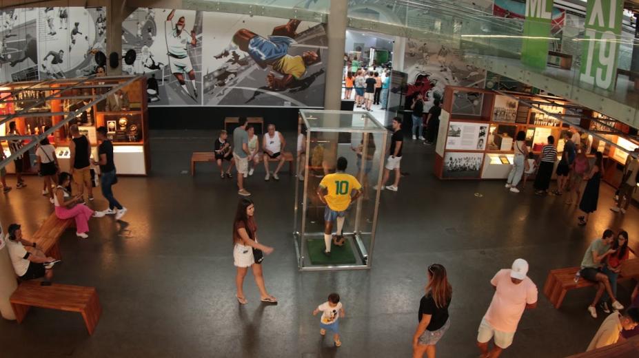 pessoas visitando o museu pelé #paratodosverem 