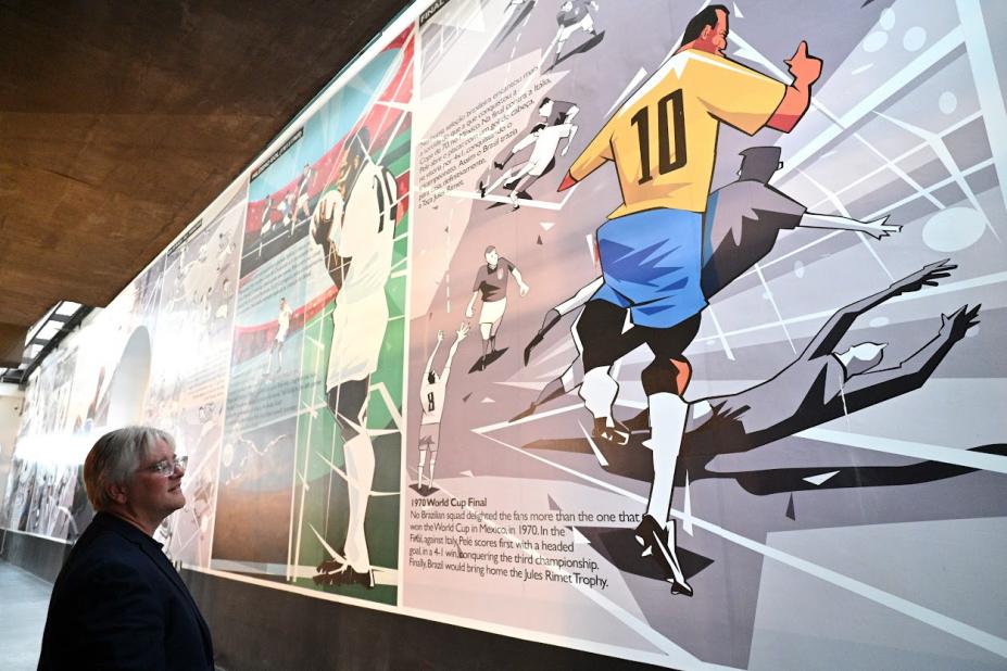 homem olha desenhos em parede do museu #paratodosverem 