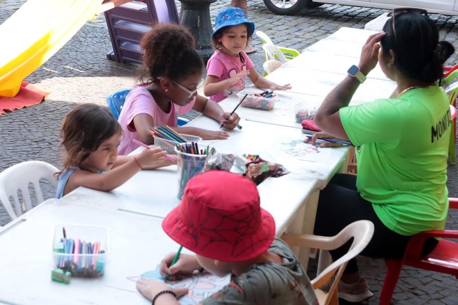 criança brincando de pintura #paratodosverem