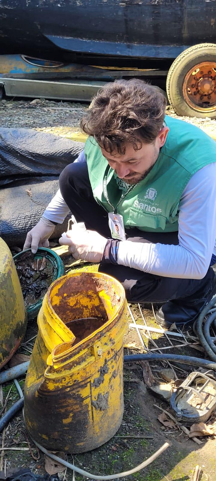 homem olha balde amarelo #paratodosverem