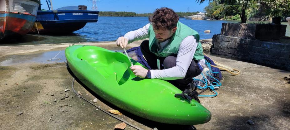 homem analisa cânula sobre caiaque #paratodosverem