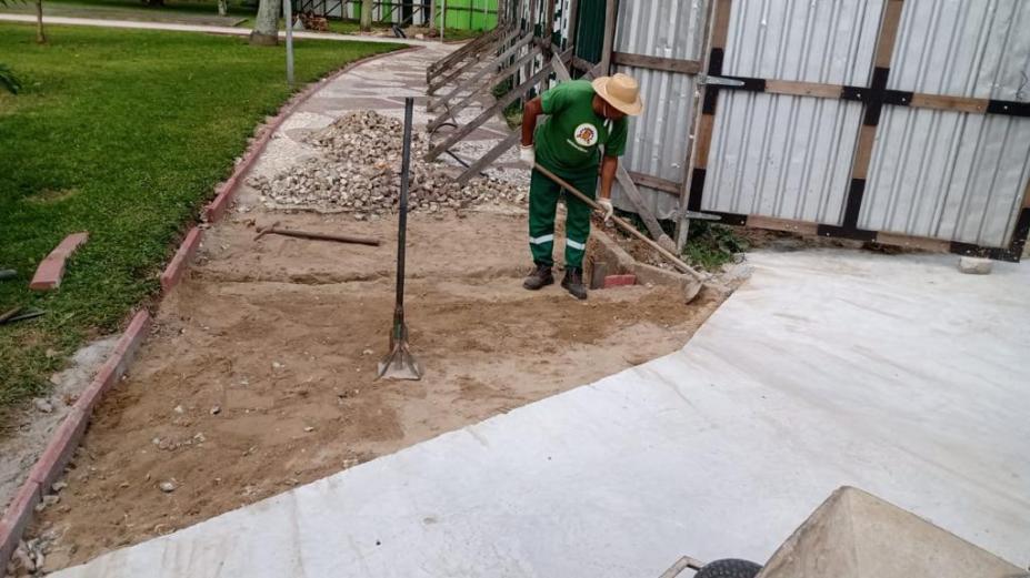 homens trabalham nos reparos do piso de mosaico. #paratodosverem