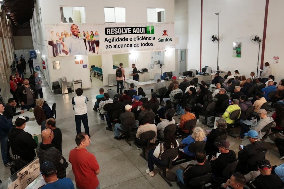 pessoas no mutirão do emprego #paratodosverem