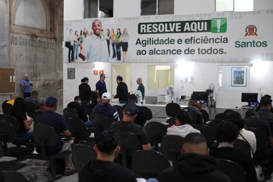 Pessoas aguardam atendimento no resolve aqui. #Paratodosverem.