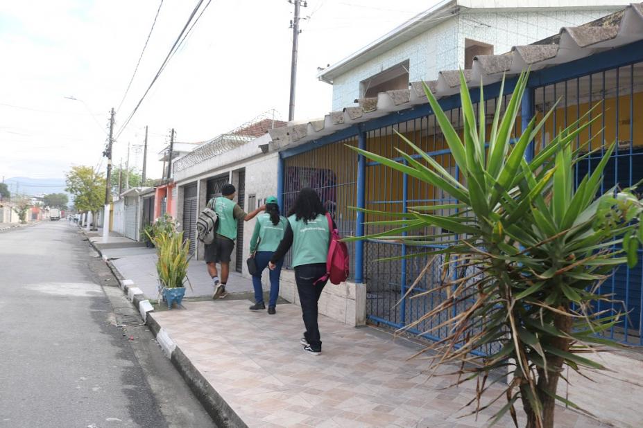Agentes percorrem casas #paratodosverem