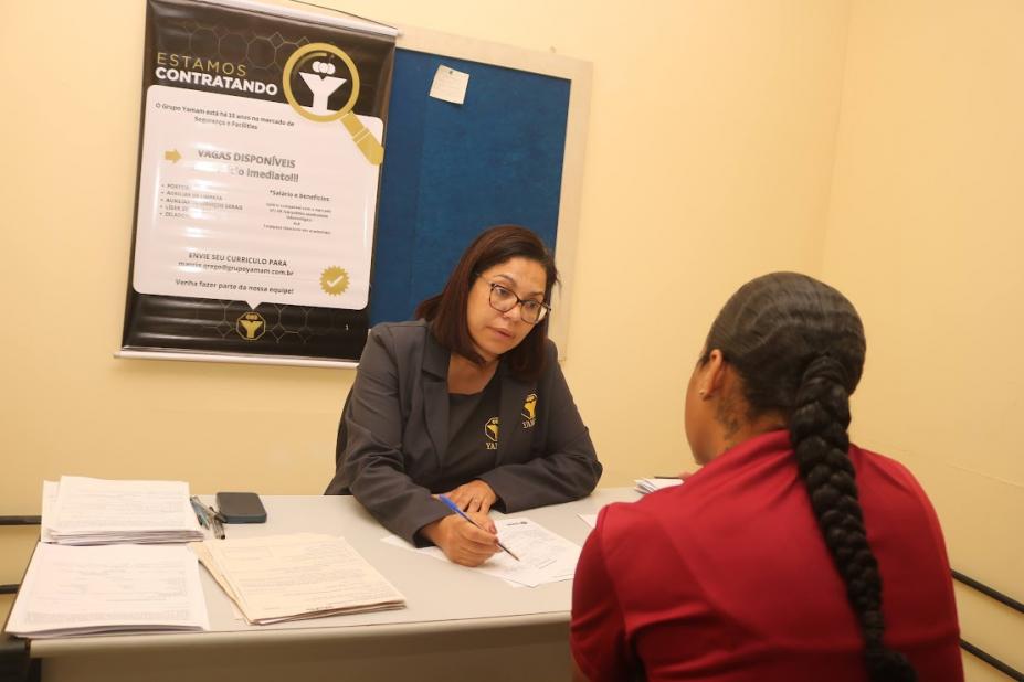 pessoa participando de entrevista #paratodosverem 