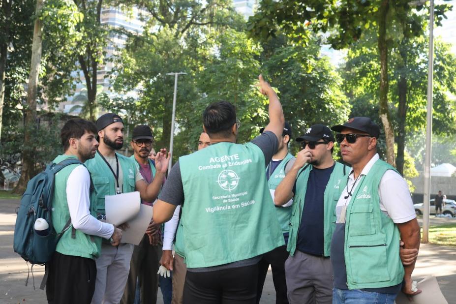 agentes concentrados antes de mutirão #paratodosverem