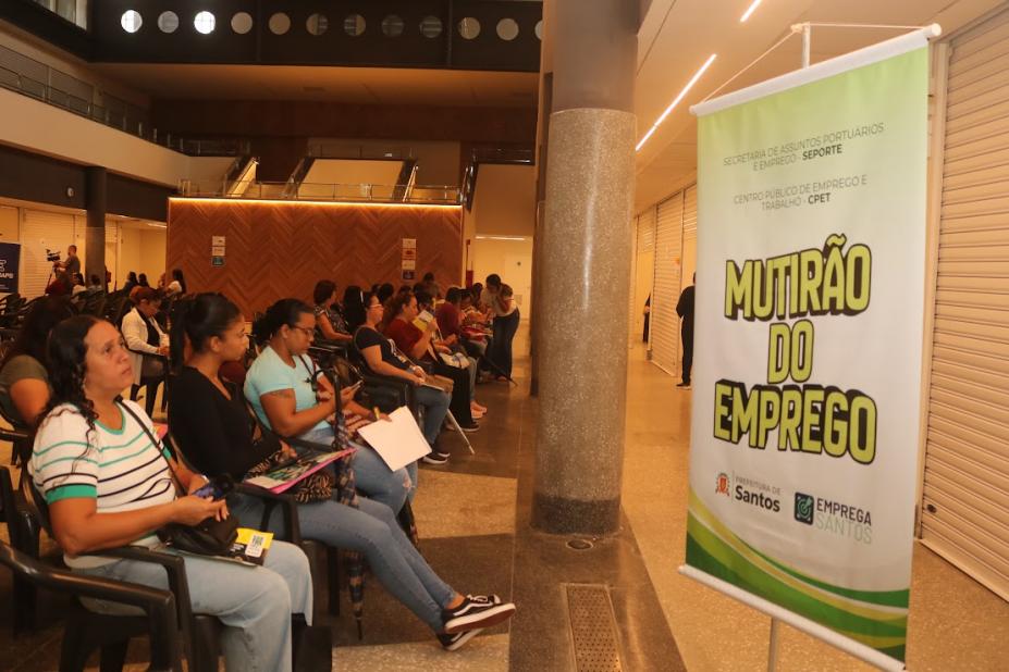 pessoas aguardando atendimento no resolve aqui #paratodosverem 