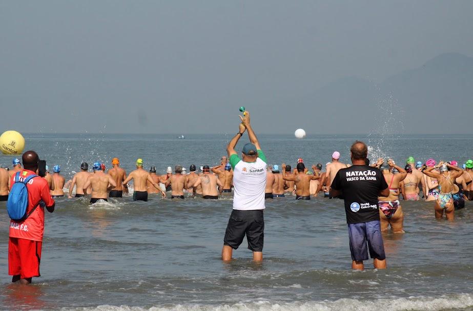 Nadadores no mar durante a largada #paratodosverem