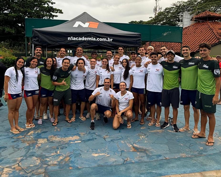 equipe de natação de Santos reunida. #Paratodosverem.
