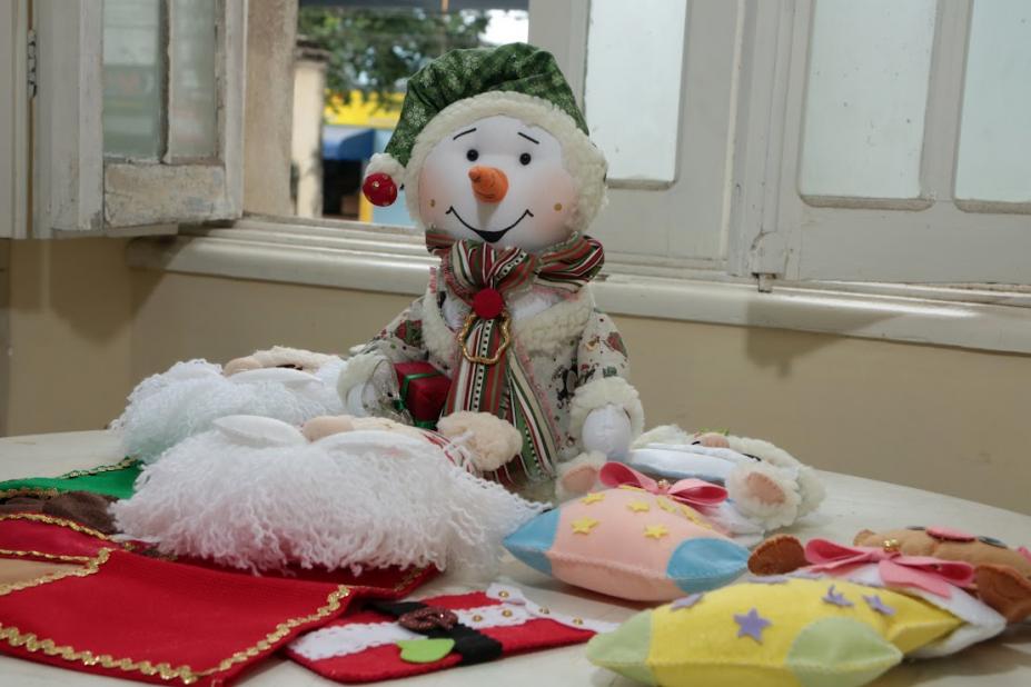 enfeites de natal em mesa #paratodosverem