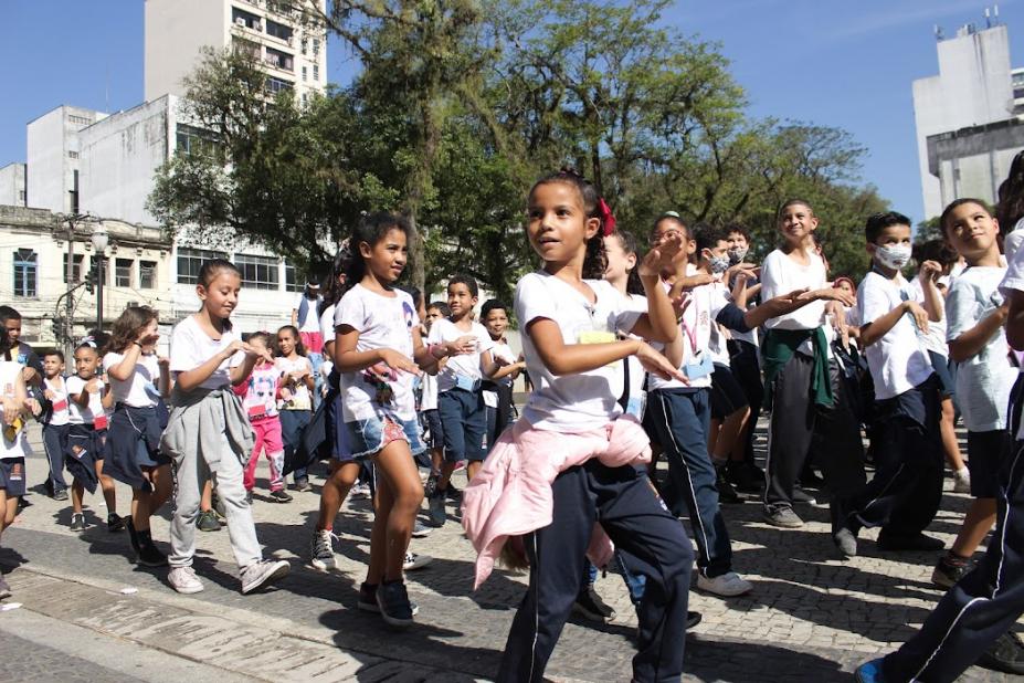 crianças dançando na praça #paratodosverem