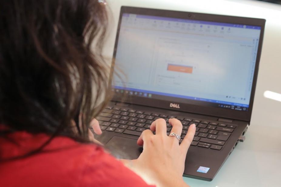 mulher à frente de computador. #paratodosverem